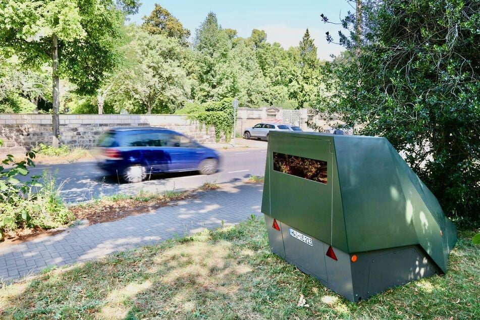 Der grüne Blitzeranhänger steht gut getarnt an der Chemnitzer Straße in Höhe Bayreuther Straße 2.