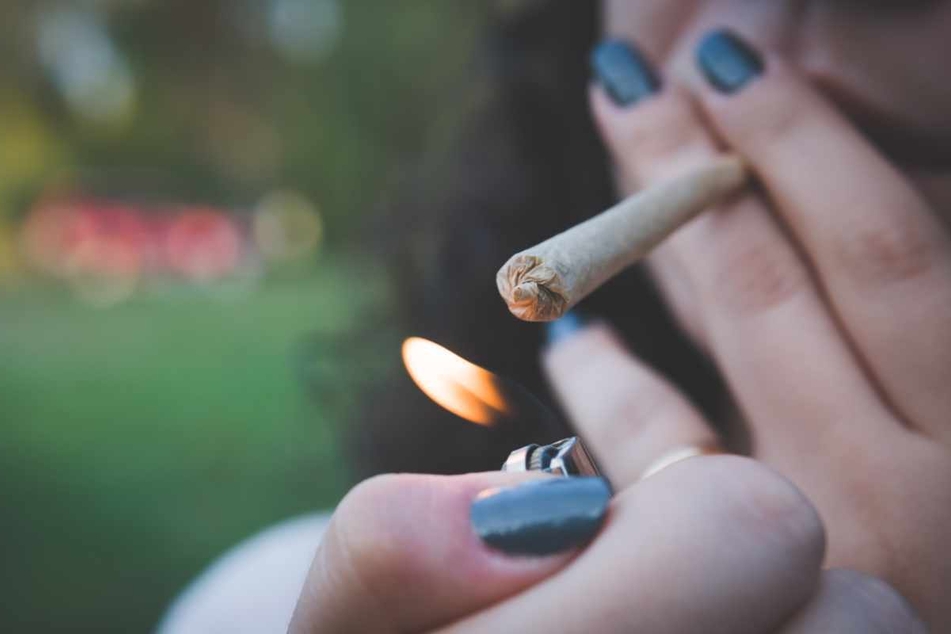 Frau raucht Joint nicht, sie isst ihn - Doch sie hat noch mehr zu verbergen