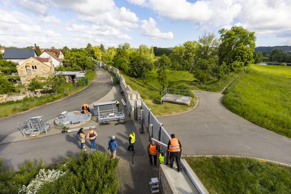 Der Probeaufbau des Dammbalkensystems findet alle drei Jahre statt, der Flutschutztor-Probelauf jedes Jahr.