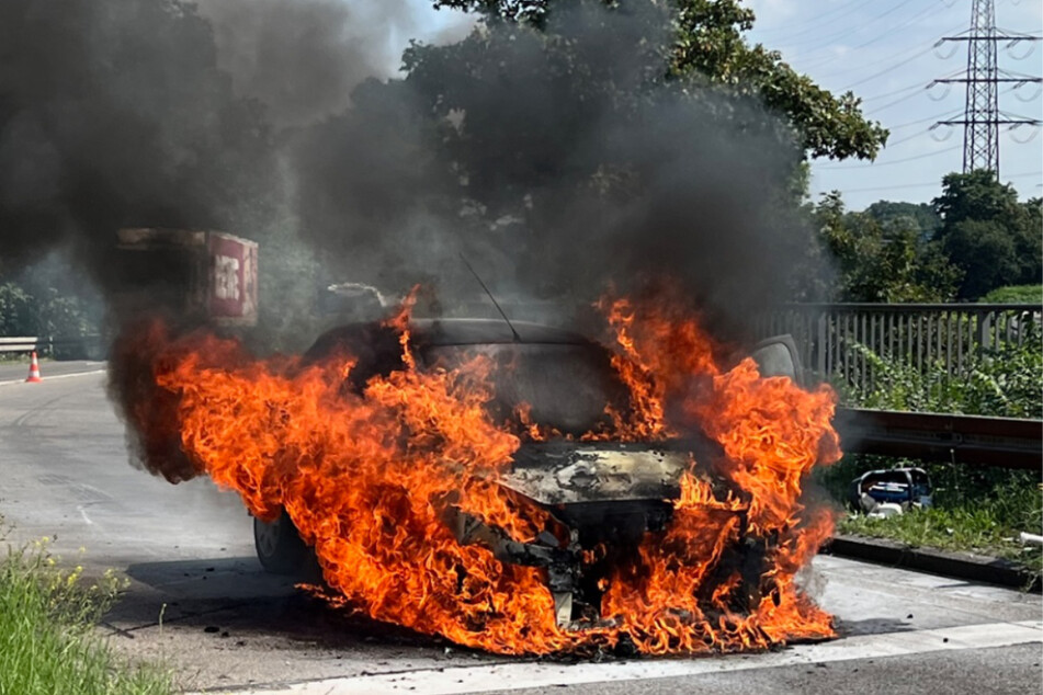 Das Auto ist auf einer A42-Ausfahrt vollständig ausgebrannt.