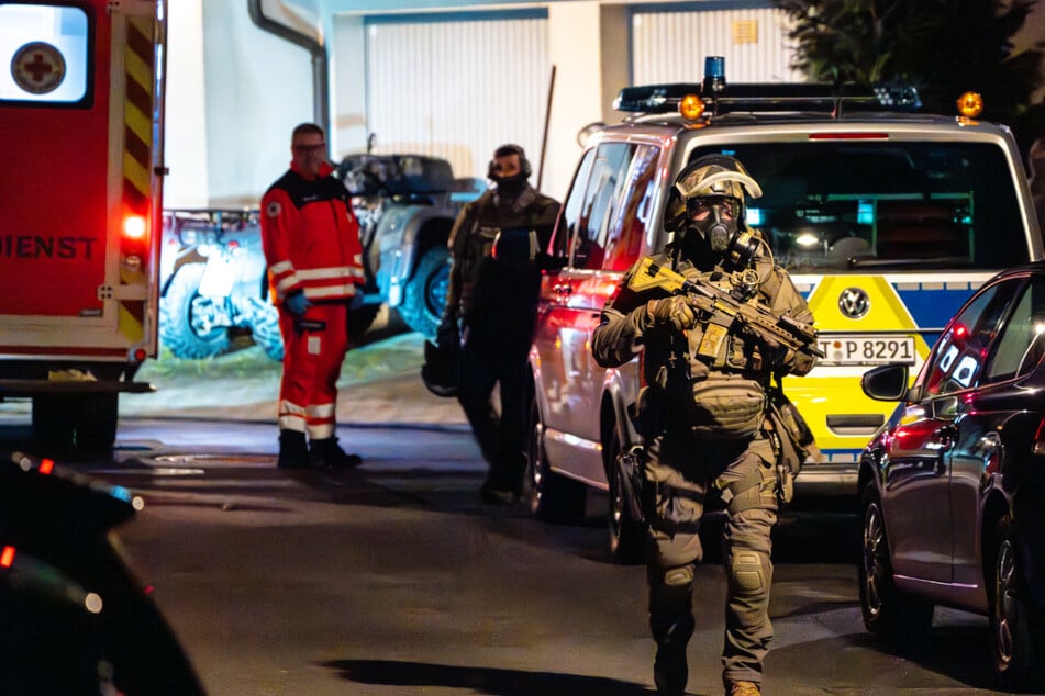 Während sich das SEK Zugriff zur Wohnung verschaffte, standen die Sanitäter schon für den Notfall bereit.