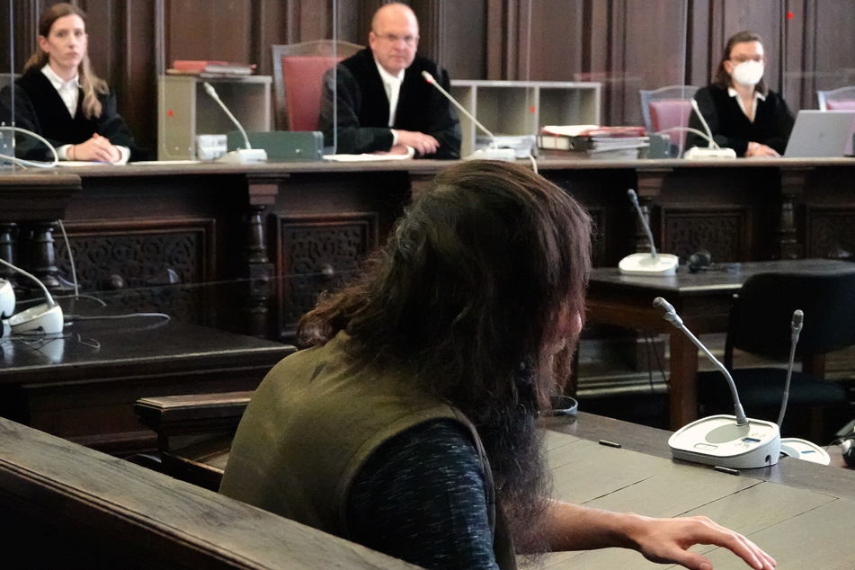 Der 32-jährige Angeklagte sitzt zu Beginn des Prozesses wegen versuchten Mordes im Sitzungssaal des Hamburger Strafjustizgebäudes.