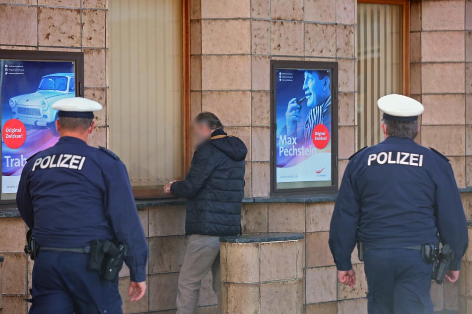 Nicht alle Fahrgäste halten sich an die Maskenpflicht im Zwickauer Hauptbahnhof. Die Polizei weist eine Person auf die Maskenpflicht hin.