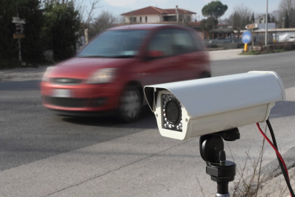 Mehr als doppelt so schnell! Polizei kontrolliert Raser auf A72 und S289