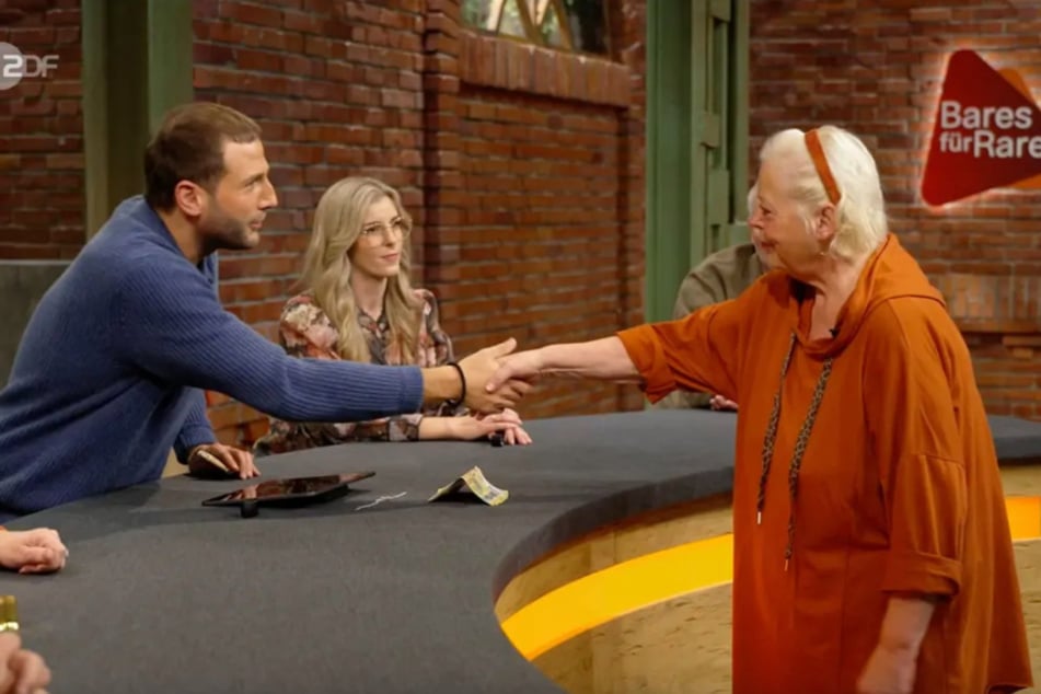 Händler Julian Schmitz-Avila (38) kauft das Schmuckstück für 1800 Euro. Die Besitzerin hatte im Vorfeld mit 3000 Euro geliebäugelt.