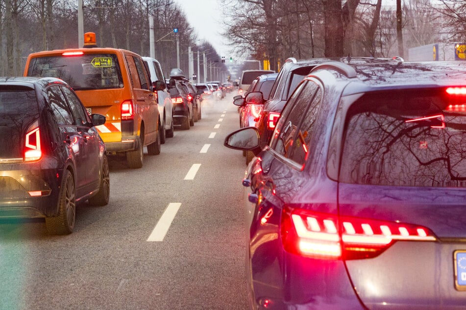 Die Autofahrt durch den morgendlichen Berufsverkehr kostete den Dresdnern am Montag eine ordentliche Portion Geduld.