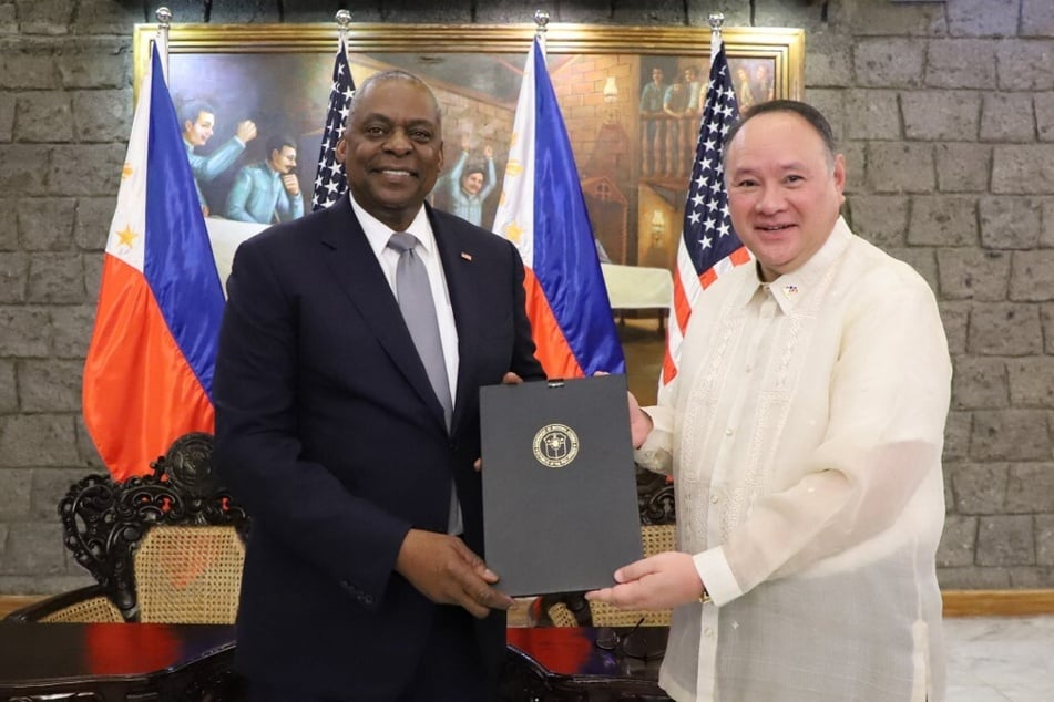 US Secretary of Defense Lloyd Austin (l.) and Philippine Defense Secretary Gilberto Teodoro pose together after signing the General Security of Military Information Agreement at Camp Aguinaldo in Quezon City, Metro Manila.