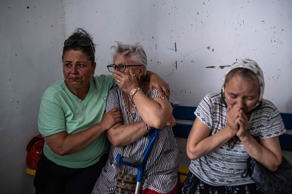 Ältere Frauen weinen, als sie sich in einem Schutzraum in Cherson, Oblast Chersonska, vor den russischen Artillerieangriffen verstecken. (Archivbild)