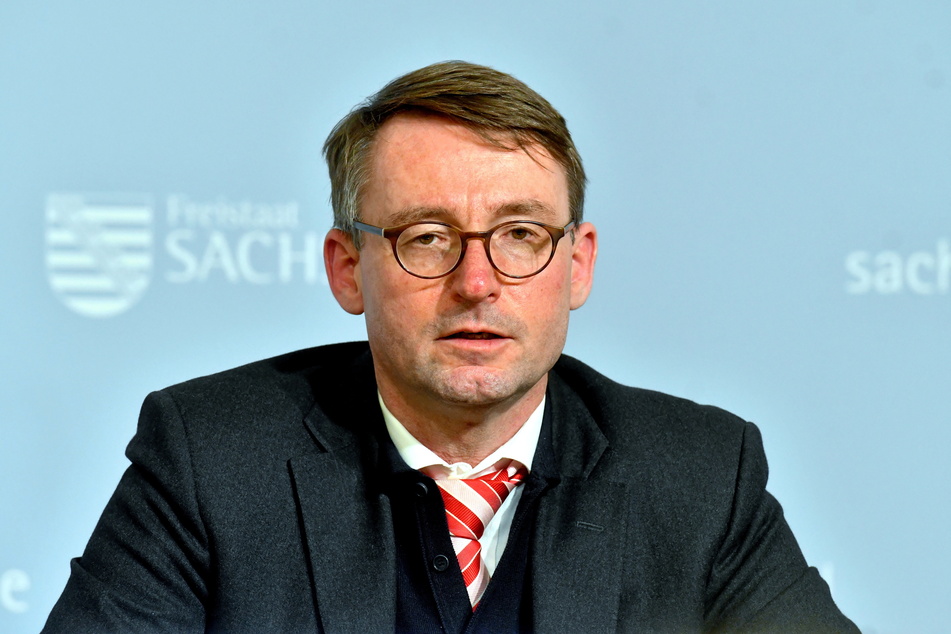 Sachsens Innenminister Roland Wöller (51, CDU) fordert, dass die Flüchtlinge aus der Ukraine besser auf alle Bundesländer verteilt werden sollen.
