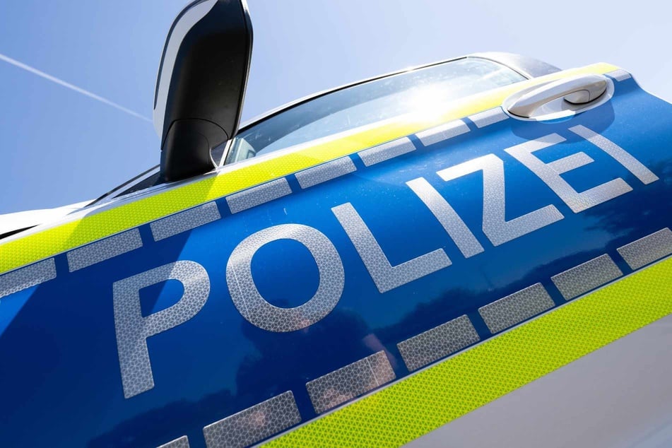 Unfall zwischen Auto und Fahrrad eskaliert: Mann droht mit Plastikstange
