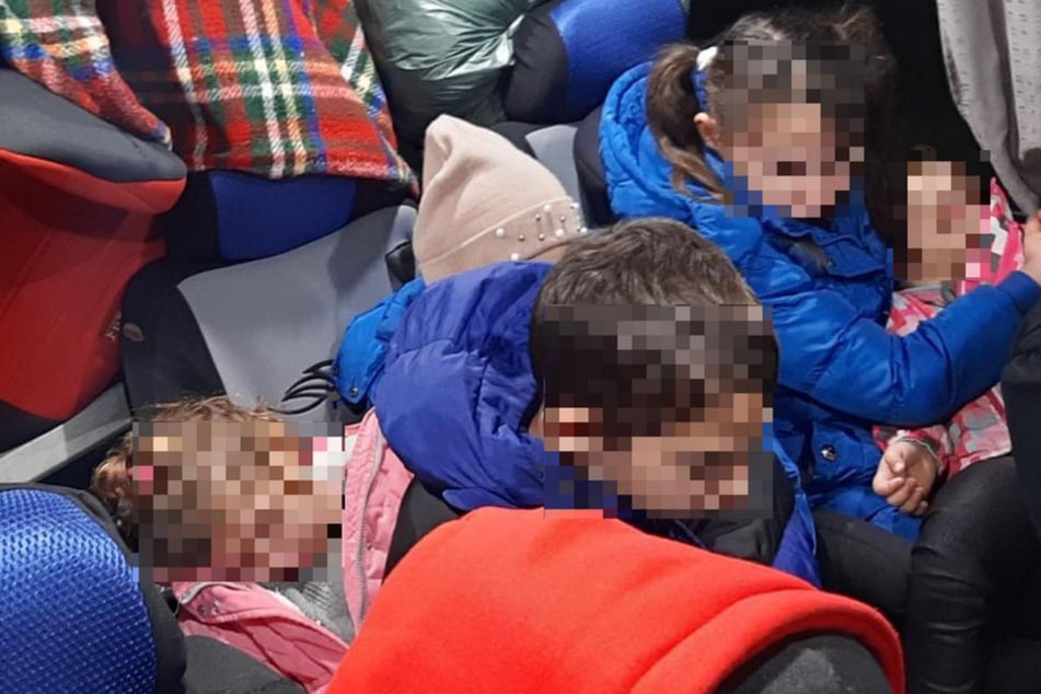 Mehrere der elf Kinder wurden zwischen den Gepäckstücken in dem Lieferwagen transportiert.