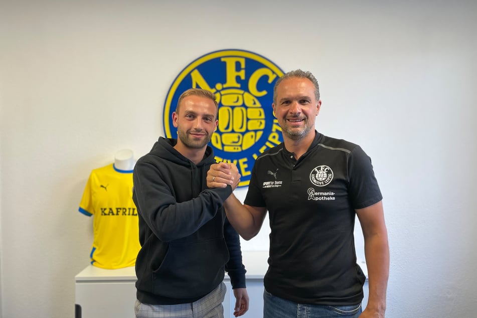 Tobias Dombrowa (22, l.) hat einen Zweijahresvertrag bei Lok Leipzig unterschrieben. Mit Cheftrainer Almedin Civa (50) verbindet ihn jahrelange Freundschaft.