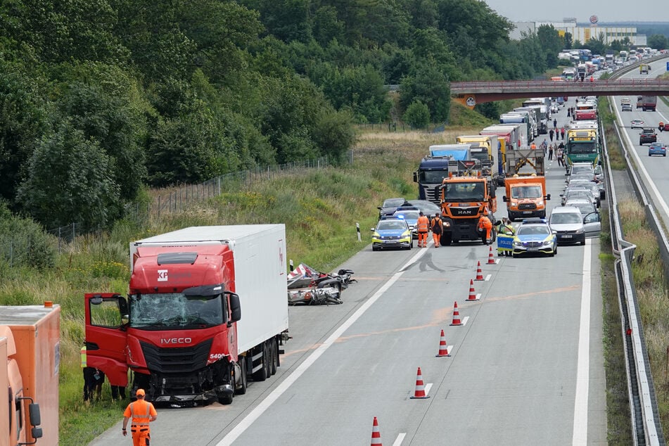 Auf der A13 ging nach dem Unfall mit dem Lkw und dem Schilderwagen (links beide im Bild) nichts mehr.