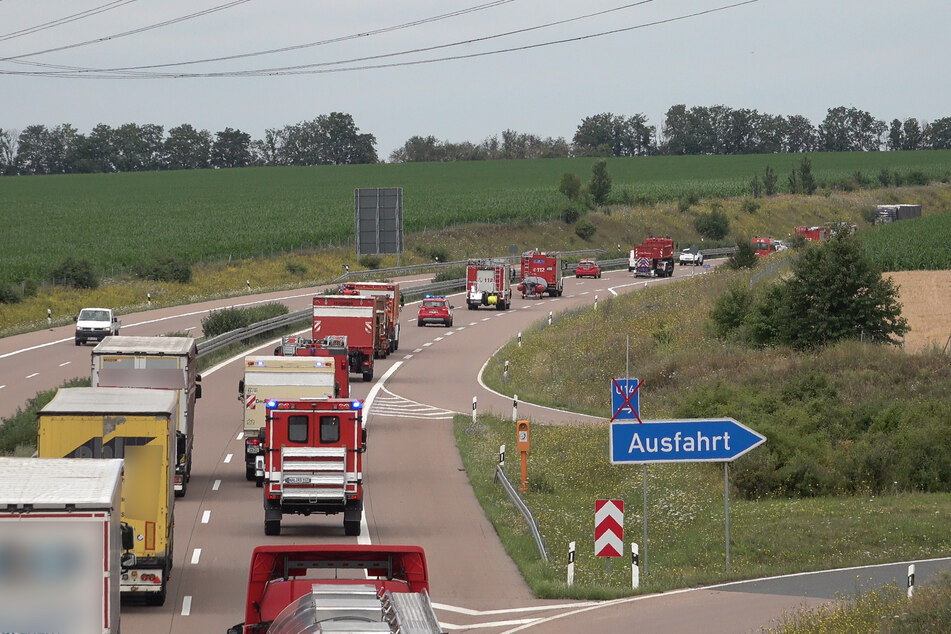 Auch von Halle (Saale) aus starteten am Dienstag mehrere Hilfeleistungskräfte.
