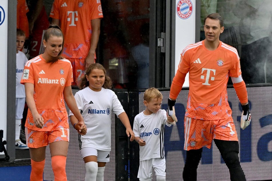 Einmarsch der Keeper: Ena Mahmutovic (22, l.) und Manuel Neuer (40, r.) betreten beim FC-Bayern-Team-Day den Rasen.