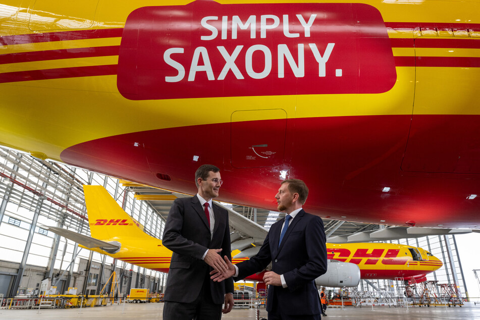 Die Vertragsverlängerung ist besiegelt. Tobias Meyer (Vorstandsvorsitzender von DHL, l.) und Sachsens Ministerpräsident Michael Kretschmer (49, CDU) geben sich darauf die Hand.