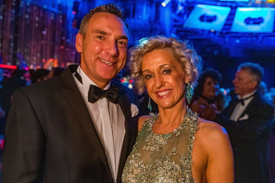 Der Leiter der Tanzschule Köhler-Schimmel, Tilo Kühl-Schimmel (49, l.), und seine Frau Sindy Hohmann (42) freuen sich, dass es endlich wieder losgeht.