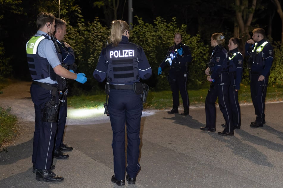 Polizeibeamte suchten rund um den Tatort am Kirmesplatz in Grevenbroich-Neuenhausen nach dem Täter.