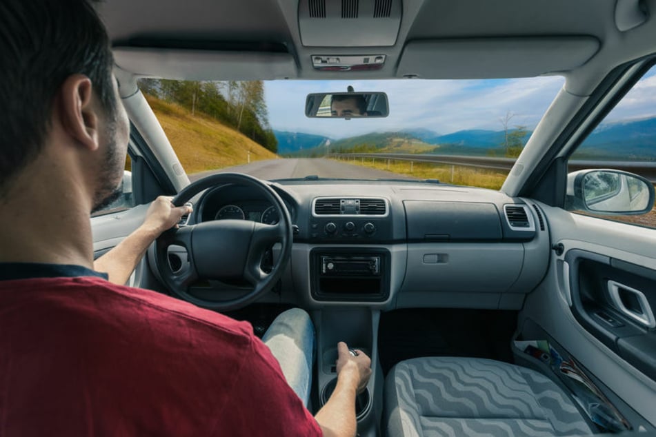 Der Autofahrer saß während er sich die Haare kämmt hinterm Steuer (Symbolbild)