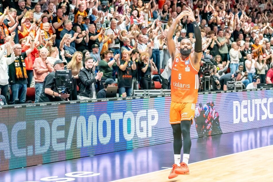 Corey Davis (28) sicherte den Chemnitzern mit einem Dreier in der Schlusssekunde den Sieg gegen Jena.