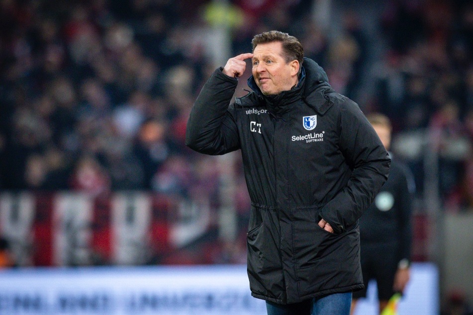 Christian Titz (51), Trainer des 1. FC Magdeburg, holte zum Unmut der Fans die Spieler nach dem Spiel gegen den KSC zurück in die Kabine.