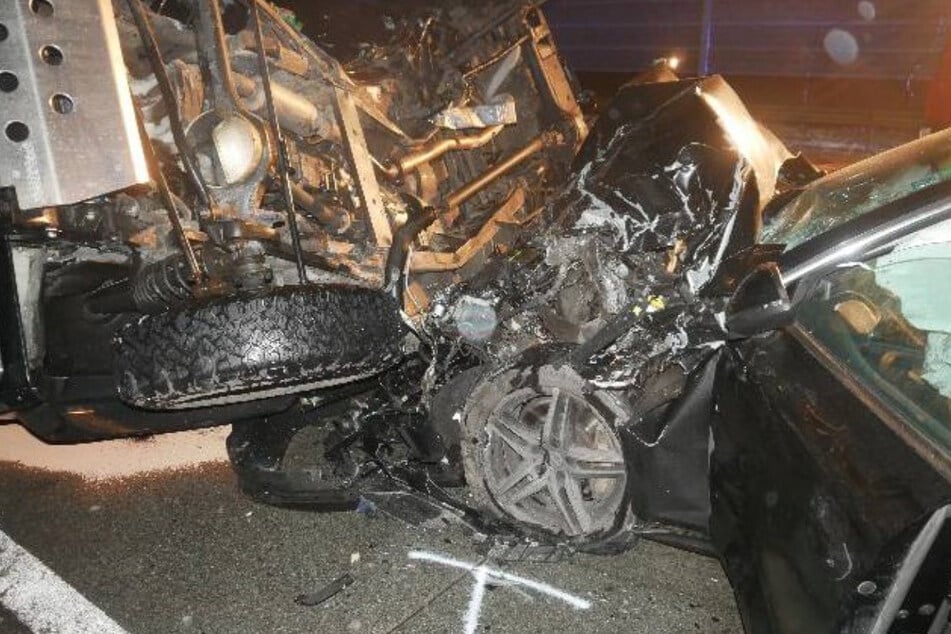 Unfall A1: Schwerer Unfall auf der A1! Land Rover kippt um, Wohnwagen reißt ab