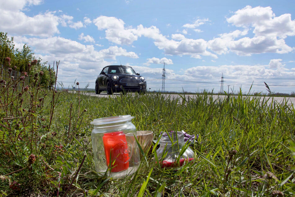 Sachsenheim (Kreis Ludwigsburg), Mai 2019: Kerzen und Blumen an der Stelle, an der vier Fußgänger angefahren wurden.