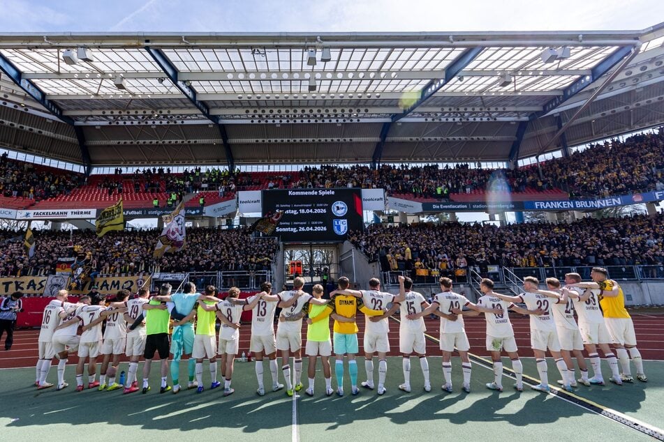 Die Dynamo-Profis nach ihrem Sieg in Nürnberg vor den Fans – das war eine stimmungsvolle Party.