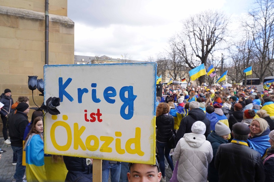 Mit dem seit nunmehr zwei Jahren tobenden Krieg in der Ukraine wollen sich zahlreiche Demonstranten in Stuttgart nicht einfach so abfinden.