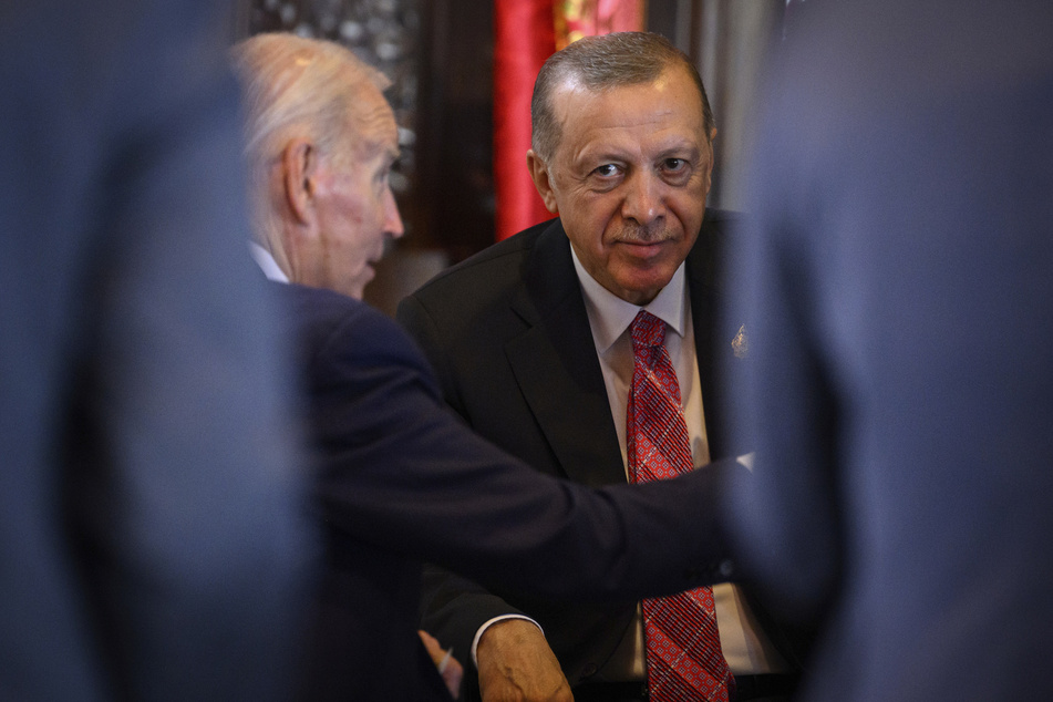 Joe Biden (79, l.) spricht mit Recep Tayyip Erdogan (68) während des G20-Gipfels.