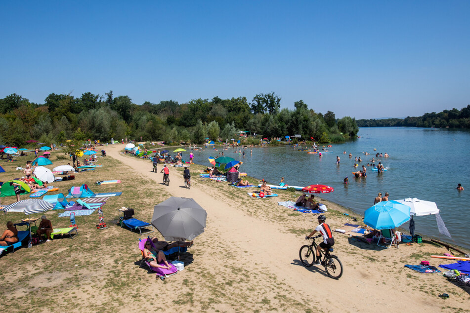 Die Hitze treibt dei Menschen ans Wasser, wie hier in Freiburg.