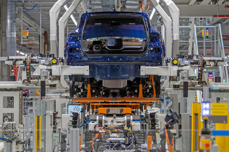In den VW Werken Zwickau und Dresden wird für einige Tage die Fahrzeugfertigung ruhen. Ursache sind ausbleibende Materiallieferungen aufgrund des Krieges in der Ukraine.