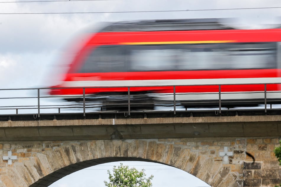 Stein-Attacke auf Regionalexpress: Beschädigter Zug nicht mehr fahrbereit