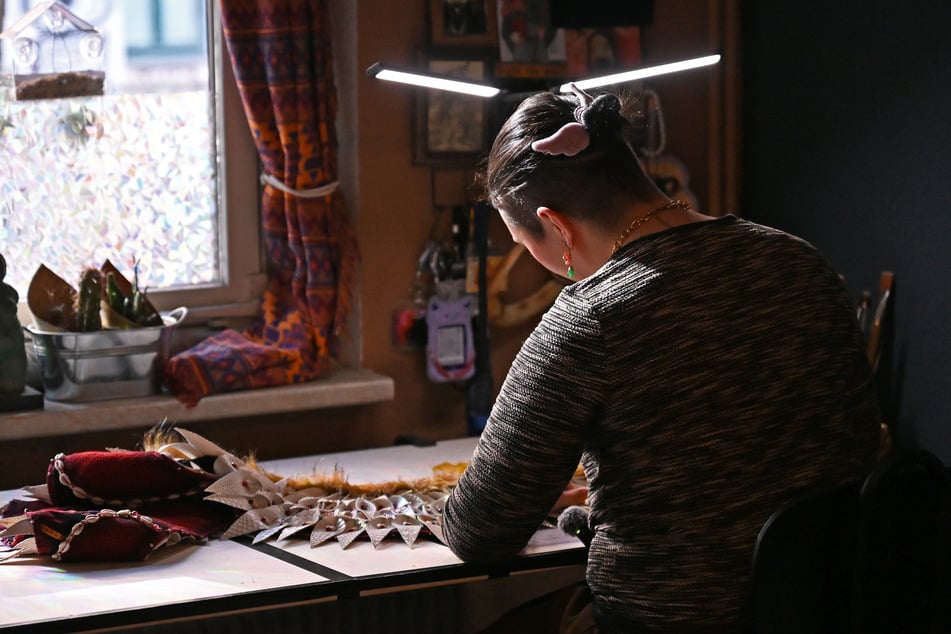 Mit Liebe zum Detail fertigt Toni ihr Kostüm komplett selbst an.