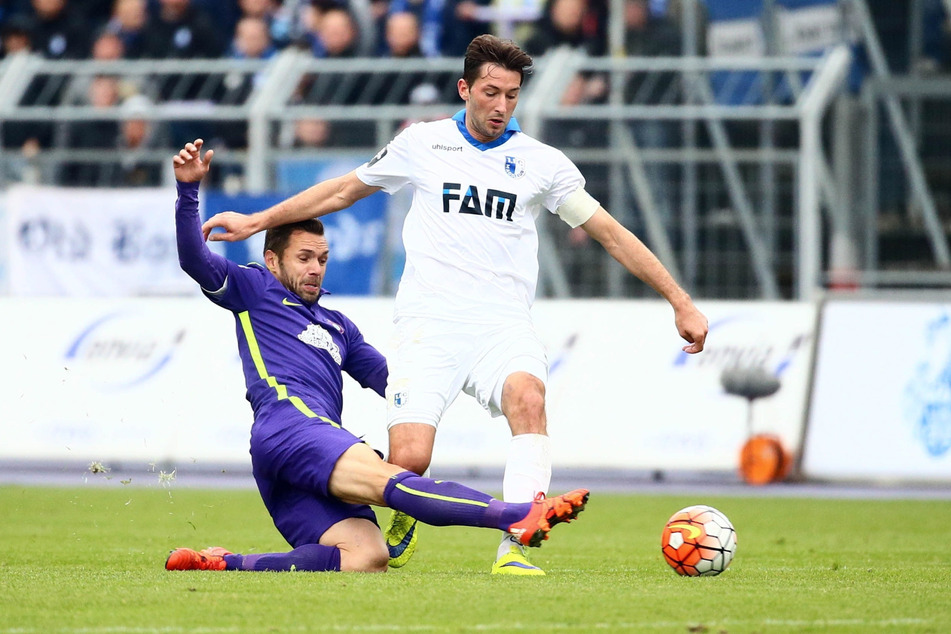 Christian Tiffert (l.), hier gegen den Magdeburger Marius Sowislo, wurde im Herbst 2015 verpflichtet und half dem FCE Aue, nach dem Abstieg umgehend in die 2. Liga zurückzukehren.