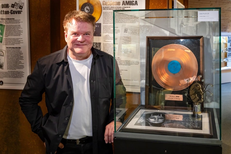 Kurator Torsten Sielmon an der "Goldenen AMIGA-Schallplatte"
