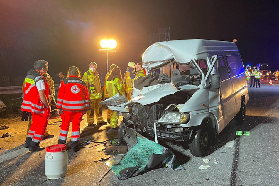 Der Transporter war mit voller Wucht in einen Lkw gekracht.