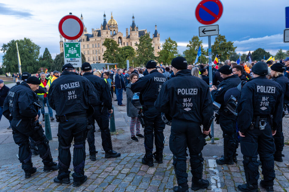 Polizisten sichern die Demo gegen die Energiepolitik des Bundes und die Sanktionen gegen Russland.