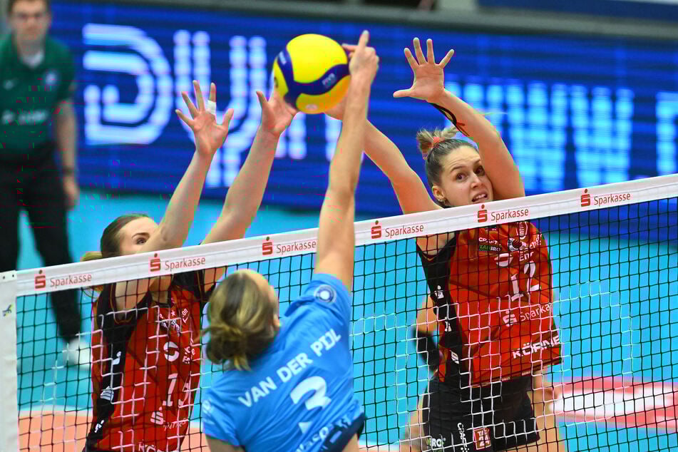 Marta Levinksa (l.) und Mette Pfeffer (r.) hatten Wiesbadens Pleun van der Pijl (M.) im Hinspiel gut im Griff.