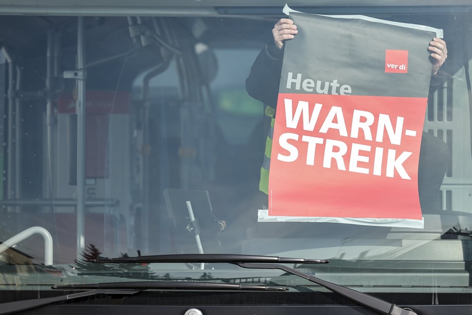 Busse und Bahnen stehen heute sachsenweit weitestgehend still.