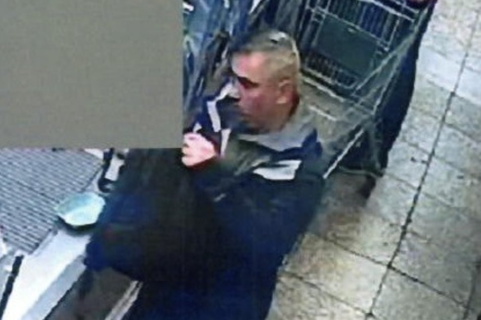 Der bislang unbekannte Mann verwendete die gestohlene EC-Karte anschließend zum Bezahlen in einem Supermarkt.