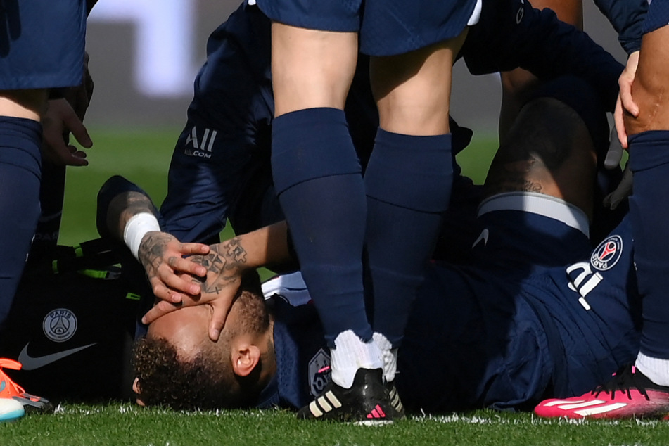 Beim 4:3-Erfolg gegen OSC Lille musste Neymar (31, am Boden) in der 51. Minute verletzt vom Feld getragen werden.