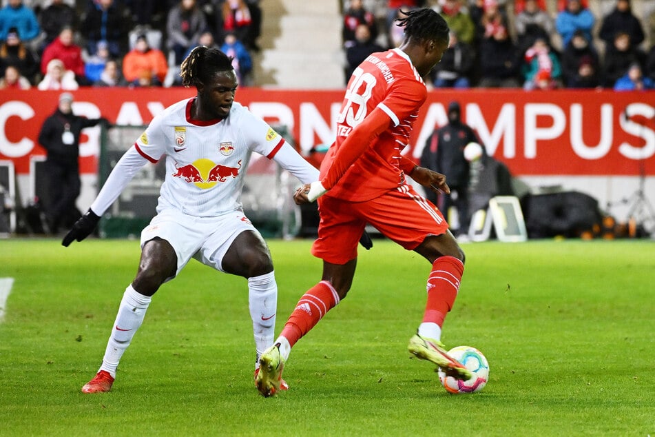 Oumar Solet (24, l.) will RB Salzburg verlassen und ist auf der Suche nach einem neuen Arbeitgeber.