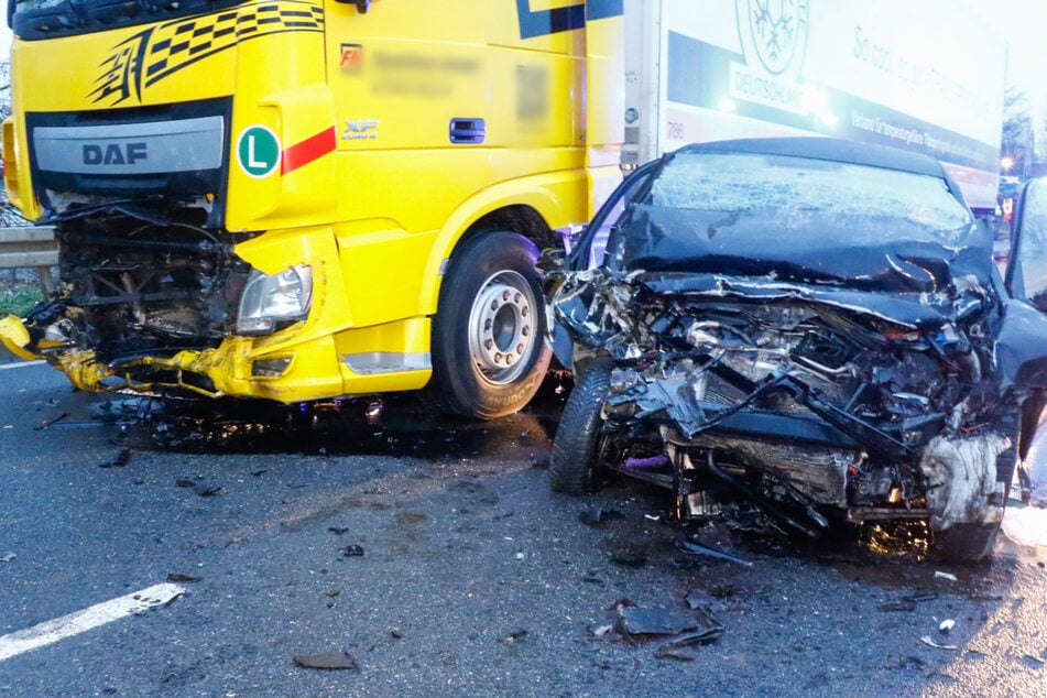 VW kollidiert mit Laster: 22-Jähriger stirbt an Unfallstelle
