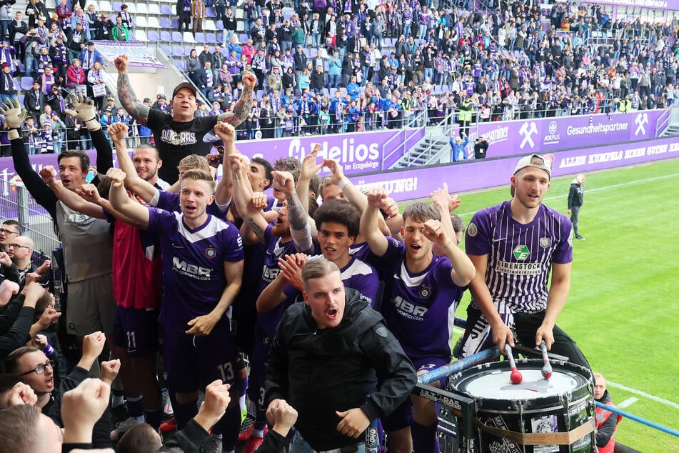 Die Veilchen feierten nach dem Match gegen den FC Ingolstadt den Klassenerhalt.