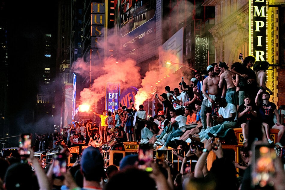Die Fans zündeten Pyrotechnik und kletterten auf alles, was irgendwie zu erklimmen war.
