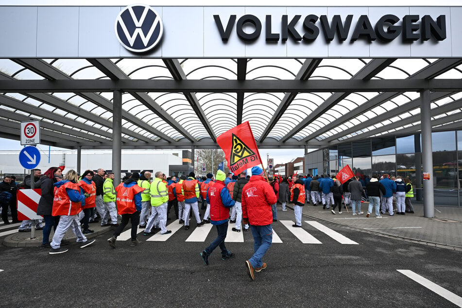 Beschäftigte aus dem VW-Werk in Zwickau haben nun einen öffentlichen Wut-Brief verfasst. Sie fühlen sich im Stich gelassen.