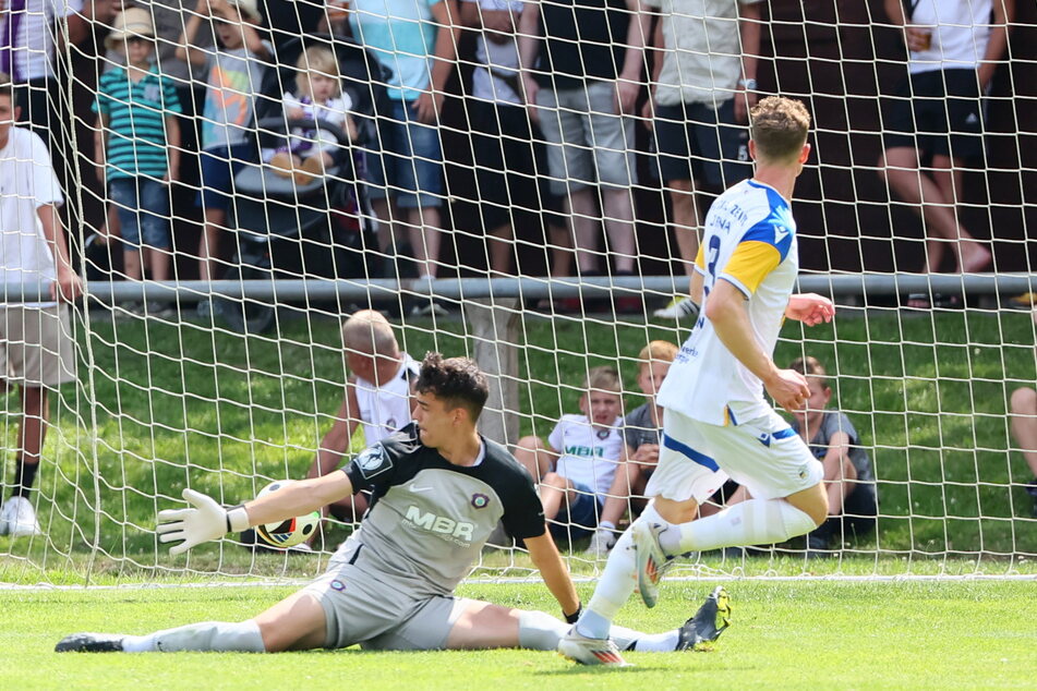 Ken Gipson (28) traf zum zwischenzeitlichen 3:0 für Jena gegen den FC Erzgebirge. Aues Keeper Louis Lord (20) ist geschlagen. Die Veilchen wehrten sich zu wenig gegen die Niederlage.