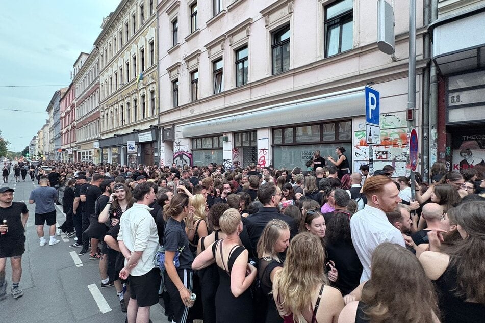 Der Andrang vor dem UT Connewitz ist riesig.