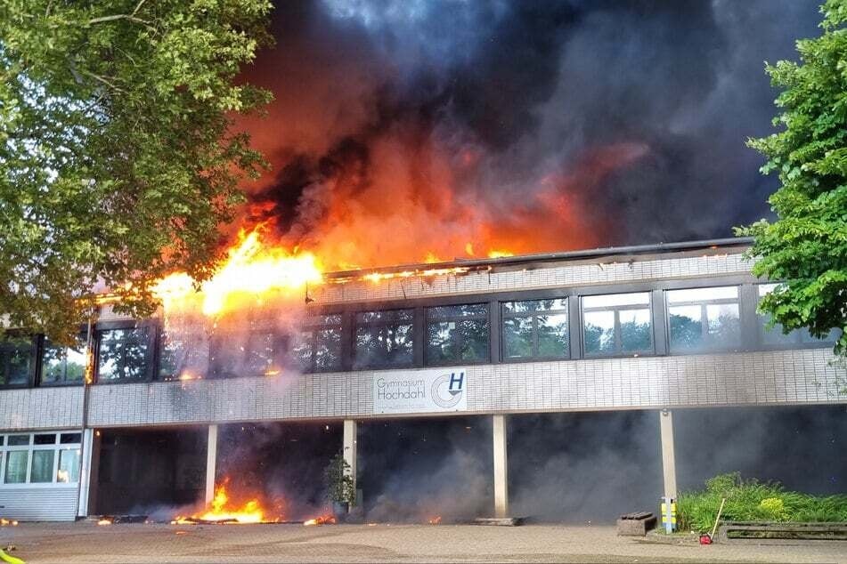 Nachdem das Feuer im Gymnasium Hochdahl ausgebrochen war, griffen die Flammen auch auf die anderen Schulen über.